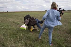 Журналистка из Венгрии пнула ногой девочку-беженку