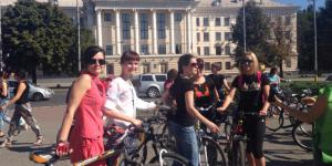 В Запорожье более сотни женщин приняли участие в велопараде