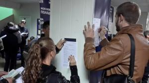 В Запорожье сотни людей пришли регистрироваться в полицейские