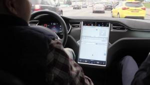 Автопилот Tesla смог увернуться от такси, которое подрезало автомобиль (Видео)