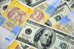 Доллар в обменниках Украины подскочил до 24 гривен