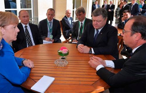 Переговоры в нормандском формате в Париже — мрачный Порошенко и улыбающийся Путин