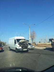 ДТП в Запорожье: грузовик лежит, а рядом «побитый» микроавтобус