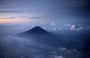 Власти Японии собрались ограничить посещение горы Фудзи