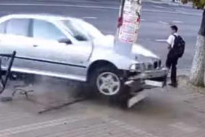 В Крыму школьник чудом спасся от летящей на него машины (Видео)