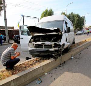 В Запорожье произошло очередное ДТП с маршруткой: пострадали пассажиры