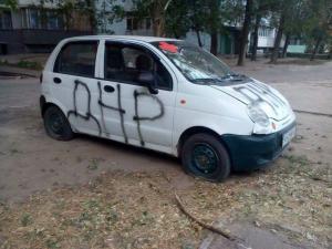 В Запорожье полевому медику обрисовали авто надписями «ДНР»