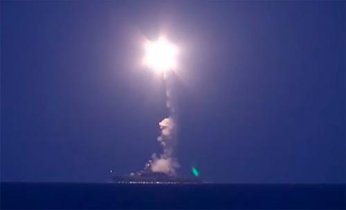Минобороны РФ опубликовало видео запуска крылатых ракет из Каспия