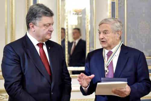 Порошенко наградил финансиста 5-й колоны в Украине