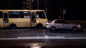 Фото: в Запорожье маршрутка врезалась в такси такси