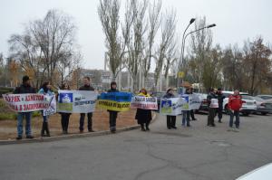 В Запорожье «титушки» Владимира Буряка отнимают газеты у активистов
