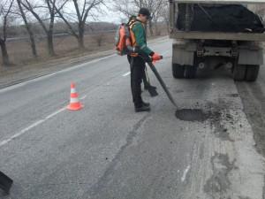 Служба автодорог в Запорожской области продолжает проводить ремонты