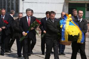 Порошенко объявил 2016 годом чествования ликвидаторов аварии на ЧАЭС
