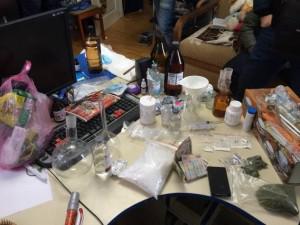 Запорожец «бодяжил» наркотики у себя дома: полиция нагрянула нежданно