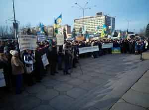 Под Запорожской ОГА митингуют жители села (ФОТО)