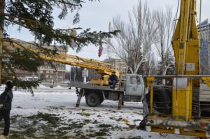 Закончился праздник: в Запорожье убирают новогодние Елки