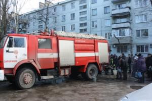 Запорожцы с ведрами толпятся возле пожарных машин