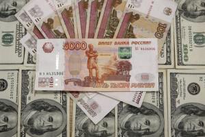 Россияне охладели к доллару и евро из-за отсутствия свободных денег