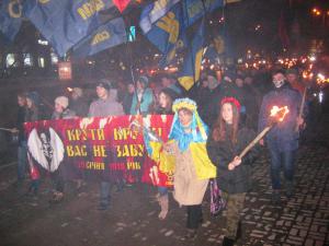 Запорожцы почтили память героев Крут факельным шествием