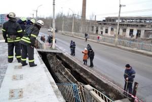В Луганске рухнул мост (ФОТО)