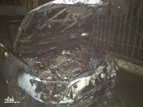 В Одессе сожгли машину священника, который помогал Донбассу ФОТО