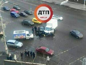 В Киеве произошло лобовое столкновение авто