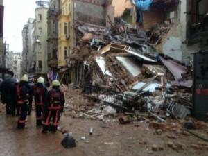 В Стамбуле чп: обрушилось 5-этажное здание