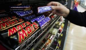 Кусок пластика в батончике Snickers привел к отзыву продукции компании Mars из 55 стран