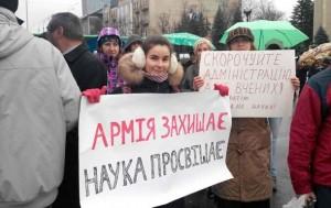 В Харькове ученые вышли на площадь с протянутой рукой