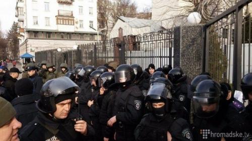 В Киеве забросали российское посольство яйцами и облили зеленкой