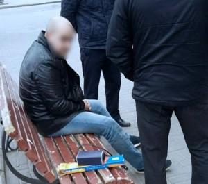 Возле запорожского горсовета задержали молодого чиновника-взяточника