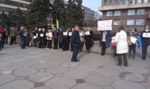 «Укроп» во время защиты Савченко раздавал женщинам гвоздики