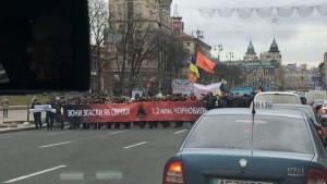В Киеве перекрыто движение: у Кабмина митингуют чернобыльцы