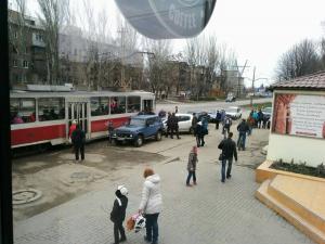 Фотофакт: запорожец припарковал свое авто прямо на рельсах