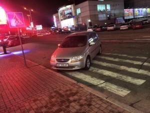 Запорожец припарковал свой автомобиль прямо на зебре