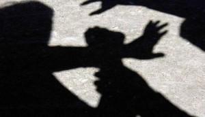 В Запорожье трое грабителей напали на женщину в подъезде