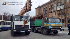 К памятнику Ленину в Запорожье приехал кран