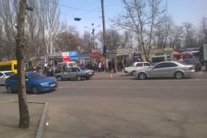 В Мелитополе автомобиль врезался в толпу людей. Погибла женщина