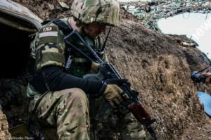 Восемь украинских военных были ранены в зоне АТО за сутки