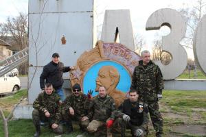 В Бердянске декоммунизацию проводит «Свобода». Власть не против (видео)