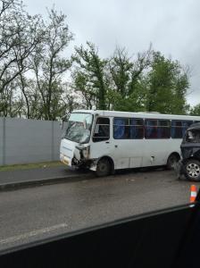 На Хортице в иномарку «впечатался» автобус
