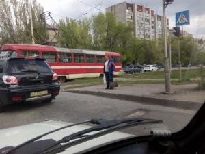 В Запорожье патрульные работают на месте столкновения трамвая и легковушки (ФОТОфакт)