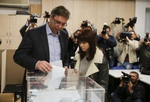 Сербские избиратели поддержали прозападный курс страны на парламентских выборах