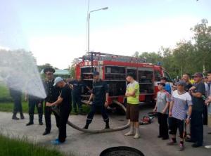 Запорожские спасатели в парке «Победы» развлекали и обучали детей (ФОТО)