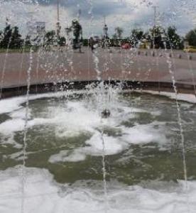Запорожский фонтан залили пеной