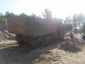 Трое мужчин попались на незаконной добыче песка в Запорожье