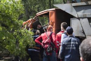 В Запорожье кабину КамАЗа раздавила акация (ФОТО)