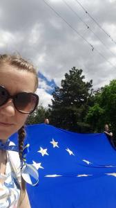 Запорожцы делали селфи с самым большим флагом ЕС (ФОТО)