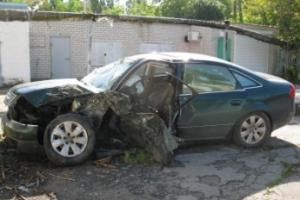 В Мелитополе «Ауди» врезалось в дерево. Водитель погиб