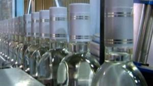 Запорожские налоговщики выявили 300 л жидкости с запахом спирта